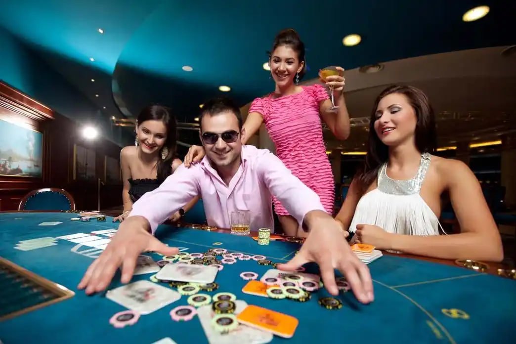 Filipino player using 777pub app on a mobile phone to browse sports betting